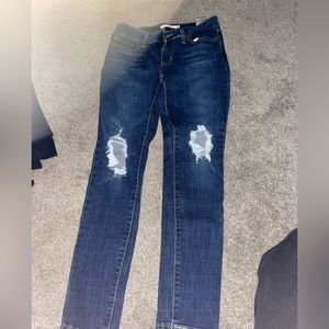 Ripped Levi’s skinny jeans